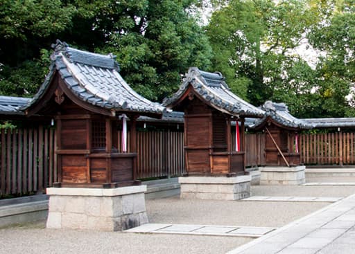 京都　城南宮の本殿西側の末社