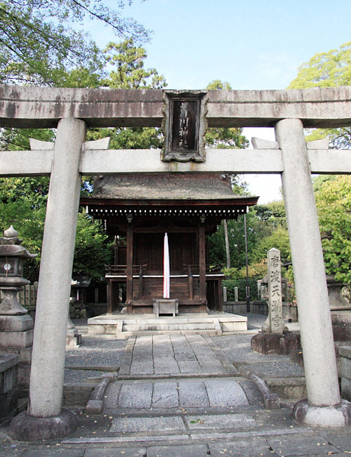 京都　城南宮境内にある芹川神社