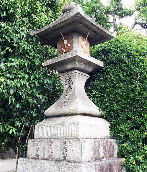 京都　城南宮の日・月・星の三光が施された灯籠