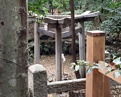 京都　木島神社の三柱鳥居 斜め上方から