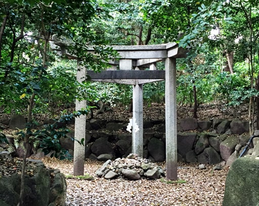 京都　木島神社の三柱鳥居　中心に神座がある。
