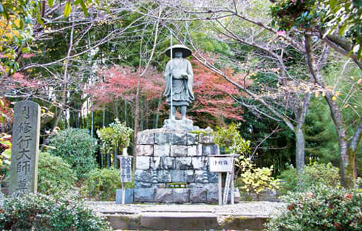 京都　勧修寺境内の弘法大師の修行時代の像