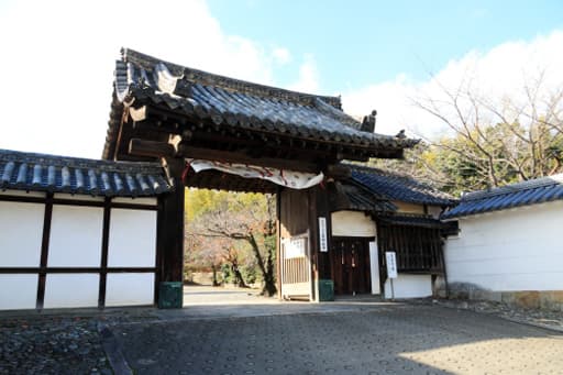 京都　勧修寺の山門