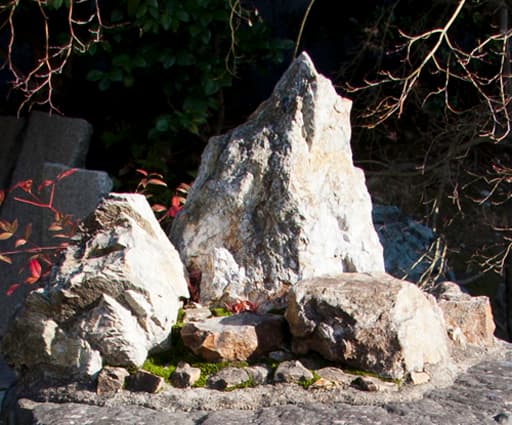 京都　勧修寺境内のさざれ石