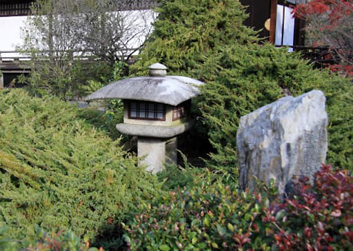京都　勧修寺境内の勧修寺型灯篭