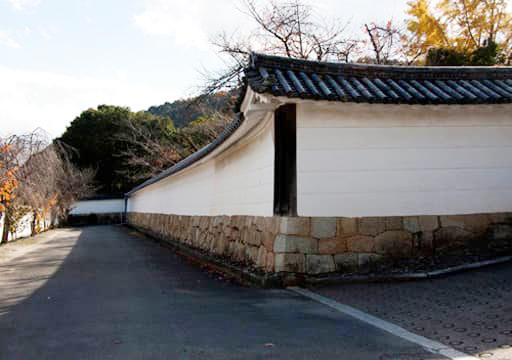 京都　勧修寺の築地塀