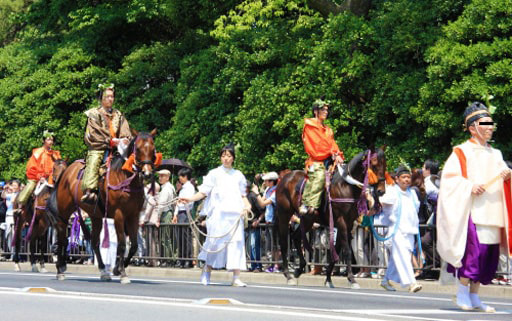 葵祭の行列は倭文庄（しどりのしょう）の馬と乗尻が先導する