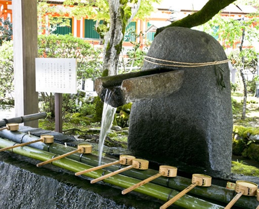 神山の湧水をひく上賀茂神社の手水舎