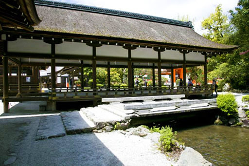 京都　上賀茂神社の舞殿（橋殿）と禰宜橋
