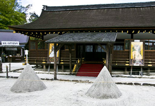 京都　上賀茂神社の細殿の前の立砂