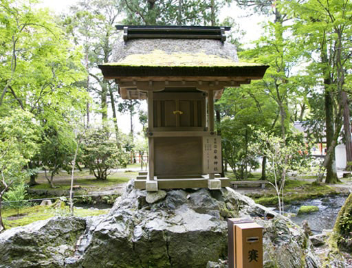 上賀茂神社境内の岩本神社