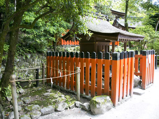 上賀茂神社境内の川尾神社