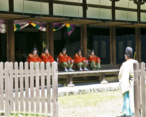 上賀茂神社の葵祭の神事・競馬（くらべうま）で待機中の左方の騎手