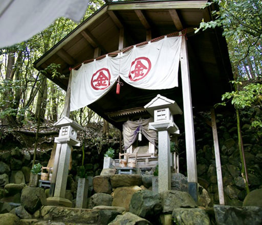 賀茂神社境内にある二葉姫稲荷神社に祀られる金比羅大権現
