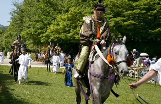 上賀茂神社の葵祭の神事・競馬（くらべうま）に右方の馬が登場