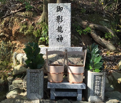 上賀茂神社境内にある二葉姫稲荷神社に祀られる御影龍神