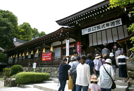 上賀茂神社の中門（本殿拝所）