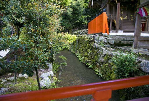 京都　上賀茂神社境内を流れる御物忌川（おものいがわ）