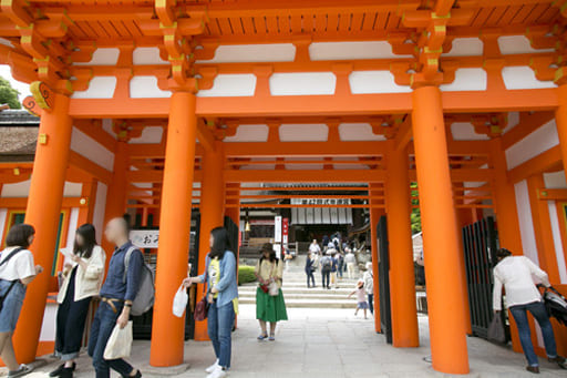 上賀茂神社の楼門を入る