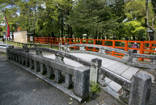 京都　上賀茂神社の一の鳥居の東に架かる酒殿橋