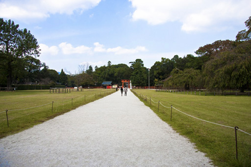京都　上賀茂神社境内の芝生の真ん中を参道がまっすぐに続く