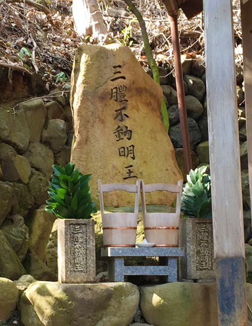 賀茂神社境内にある二葉姫稲荷神社に祀られる三体不動明王