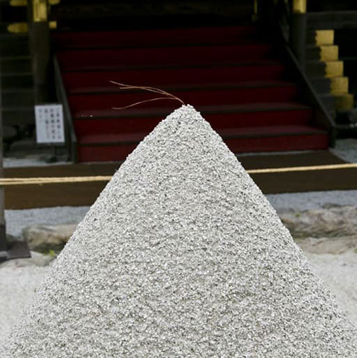 上賀茂神社の細殿前、向かって左の立砂の松葉