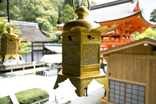 上賀茂神社中門の吊下げ灯籠