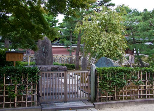 京都　建仁寺境内の茶碑と八重紅しだれ桜