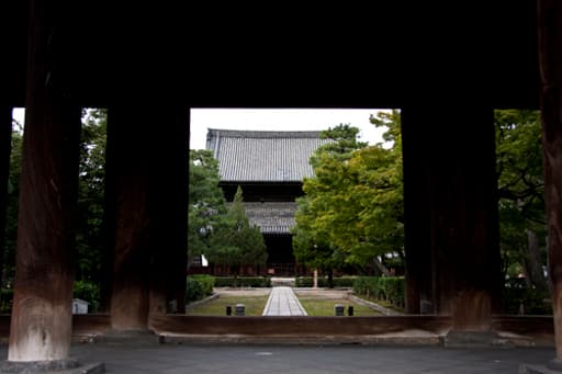 京都　建仁寺の三門から見る法堂