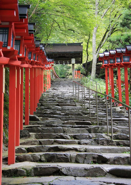 京都　貴船神社参道の石段と春日灯籠
