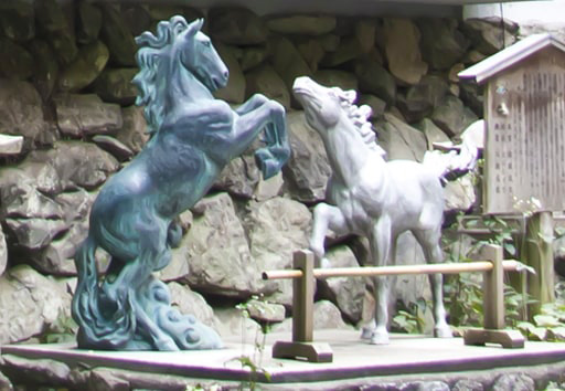 京都　貴船神社では祈雨に白馬、止雨に黒馬が献上された