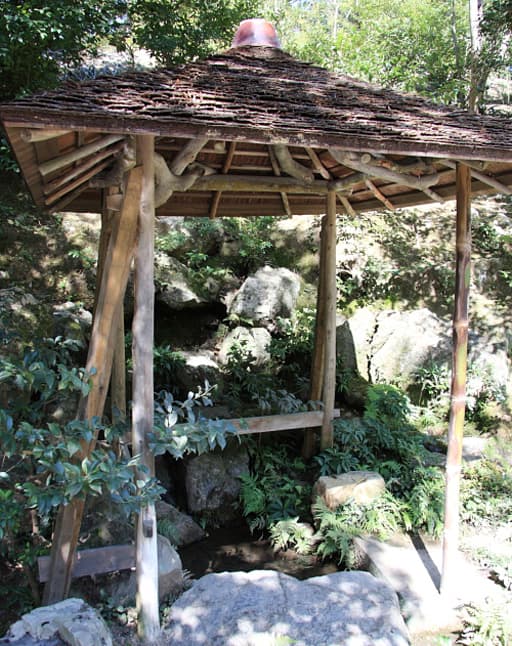 京都　金閣寺境内の巌下水（がんかすい）