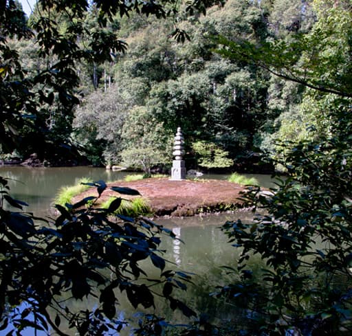 京都　金閣寺境内の白蛇塚
