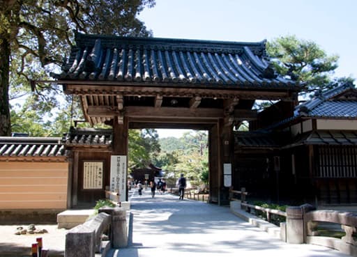 京都　金閣寺の山門