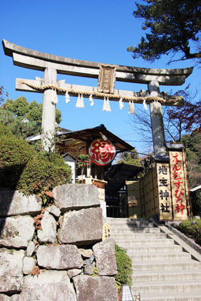 京都　清水寺の鎮守社・地主神社の鳥居
