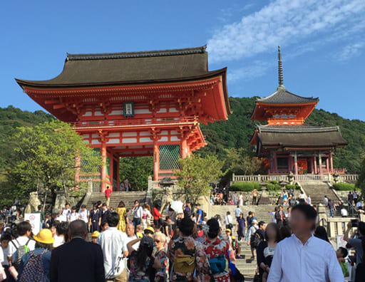京都　清水寺の仁王門と三重塔