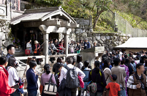 京都　清水寺、昼間の混雑する音羽の滝