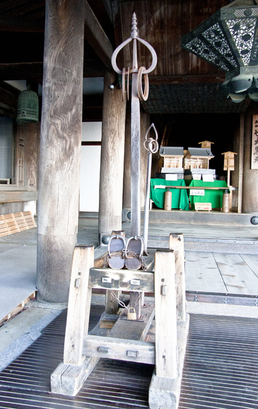京都　清水寺の鉄の錫杖（しゃくじょう）と高下駄