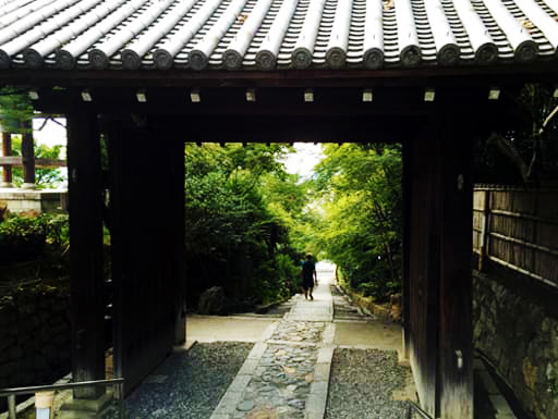京都　高台寺山門から見下ろす台所坂