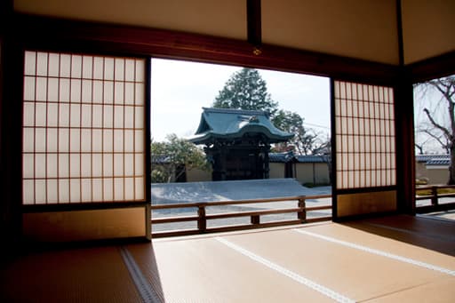 京都　高台寺の方丈から勅使門を望む
