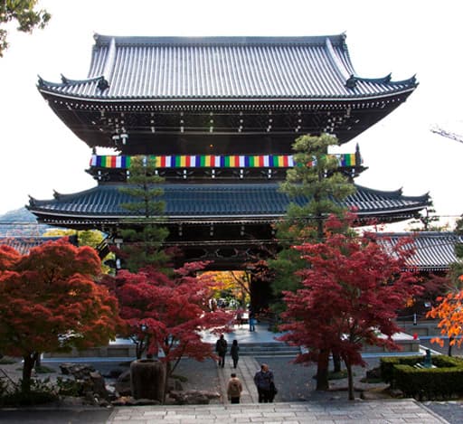 京都　金戒光明寺の境内から山門を眺める