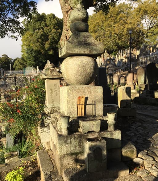 京都　金戒光明寺境内の平敦盛の供養塔