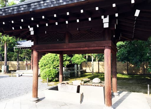 京都　広隆寺の井戸舎