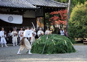 京都　広隆寺の聖徳太子 御火炊祭（しょうとくたいし　おひたきさい） 山伏の斧と弓と剣による清めの儀