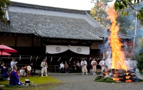 京都　広隆寺の御火炊祭　燃え盛る護摩壇に向かって僧侶が読経