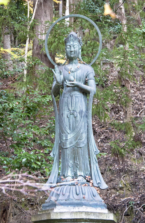 京都　高山寺境内の聖観音像