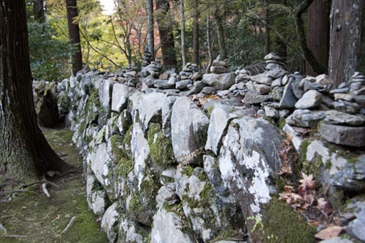 京都　高山寺境内の石垣に積まれた石