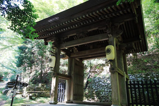 京都　鞍馬寺の中門