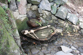 京都　鞍馬寺境内の義経息つぎの水